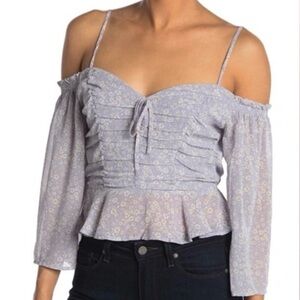 ASTR the Label Colder Shoulder Ruched Sweetheart Neckline Flutter Sleeves Size M